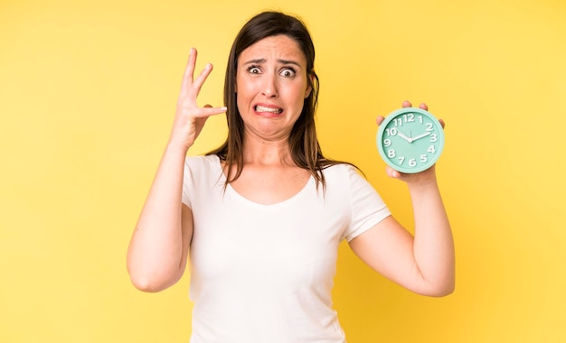 crier avec les mains en l'air