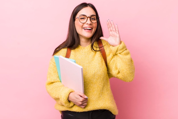 crier avec les mains en l'air