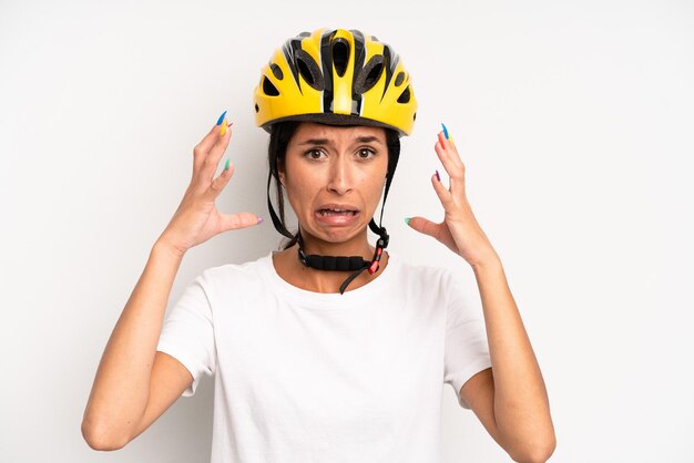 crier avec les mains en l'air