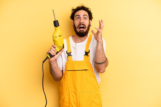 crier avec les mains en l'air