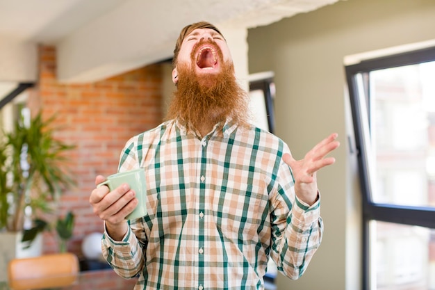 crier avec les mains en l'air