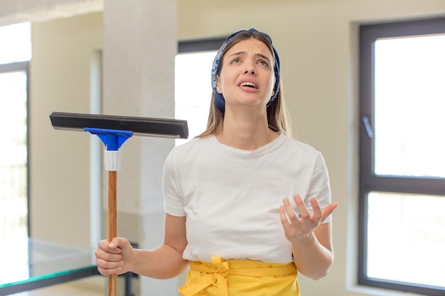 crier avec les mains en l'air