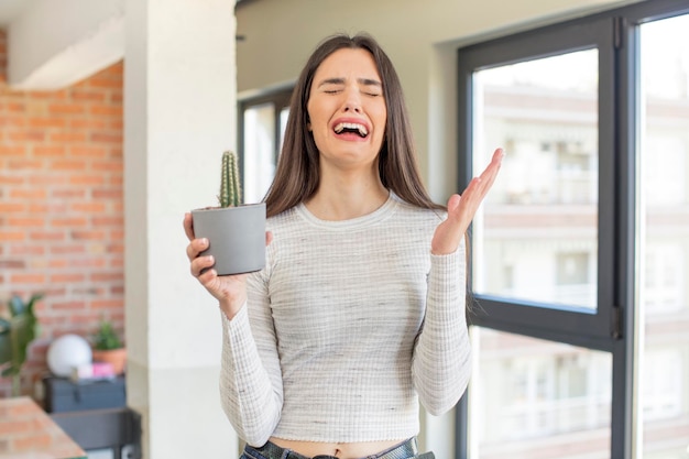 crier avec les mains en l'air