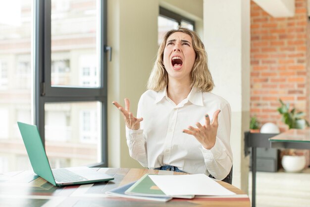 crier avec les mains en l'air