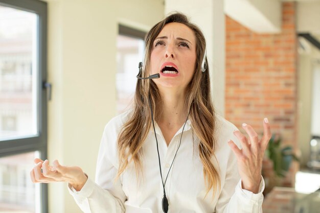 crier avec les mains en l'air