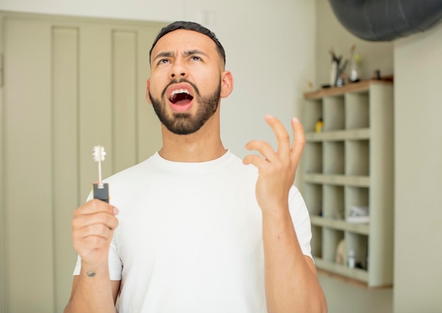 crier avec les mains en l'air