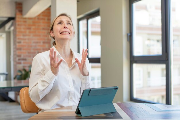 crier avec les mains en l'air