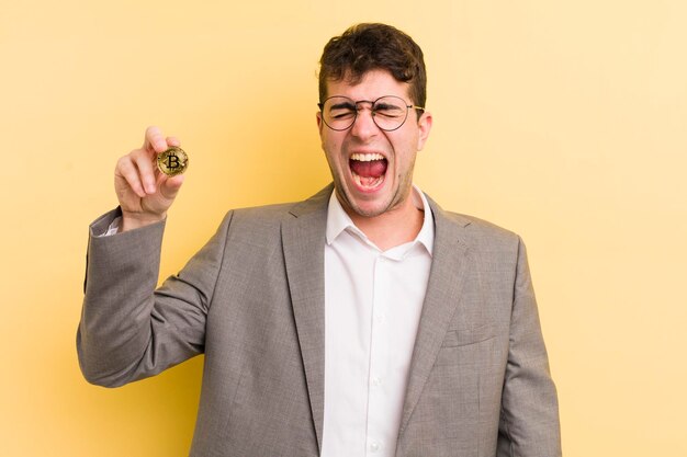 Crier de manière agressive, avoir l'air très en colère