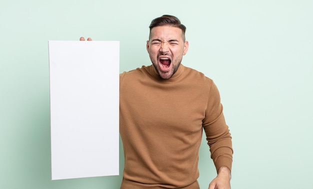 Crier de manière agressive, avoir l'air très en colère