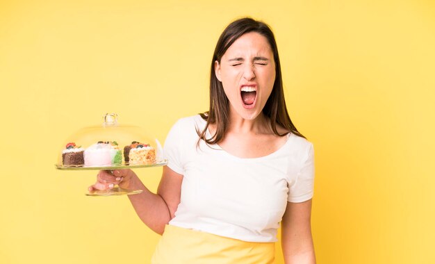 Crier de manière agressive, avoir l'air très en colère