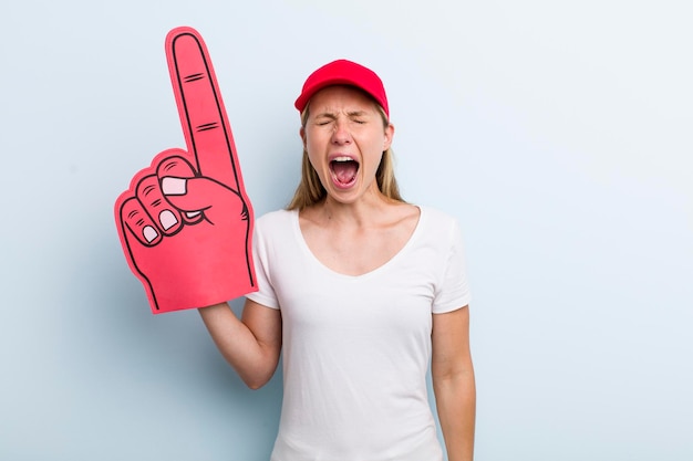 Crier de manière agressive, avoir l'air très en colère