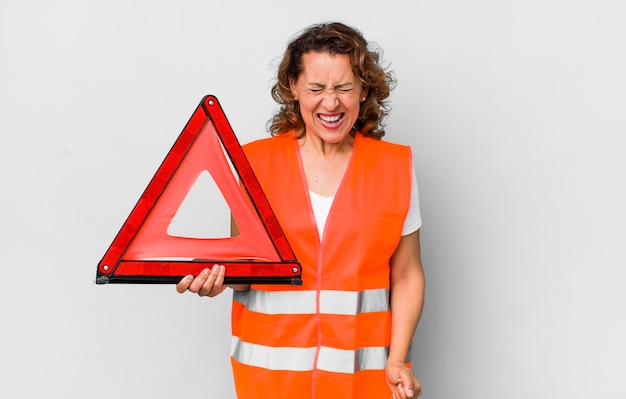 Crier de manière agressive, avoir l'air très en colère