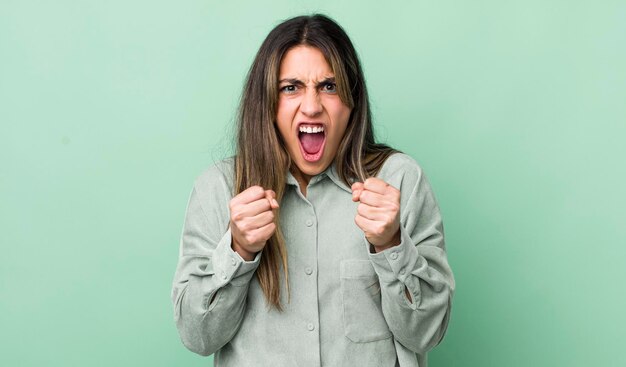 Crier de manière agressive avec un regard en colère agacé et frustré et des poings serrés se sentant furieux