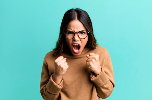 Crier de manière agressive avec un regard en colère agacé et frustré et des poings serrés se sentant furieux