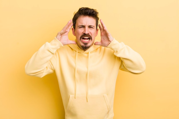 Crier de panique ou de colère choqué terrifié ou furieux avec les mains à côté de la tête