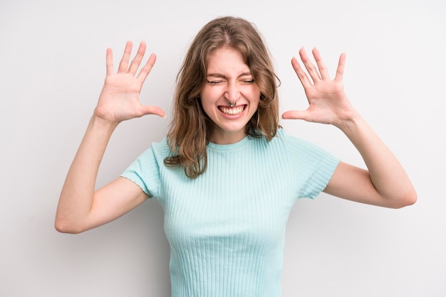 Crier de panique ou de colère choqué terrifié ou furieux avec les mains à côté de la tête