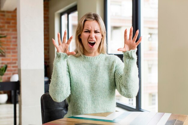 Crier de panique ou de colère choqué terrifié ou furieux avec les mains à côté de la tête