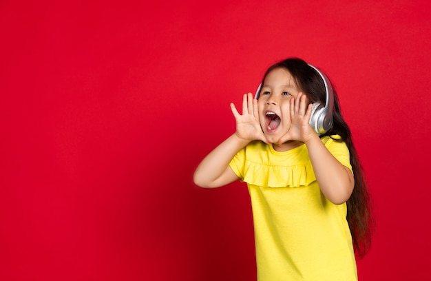 Crier pour les ventes portant des écouteurs Belle petite fille