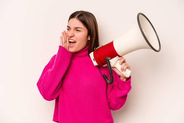 Crier et tenir la paume près de la bouche ouverte