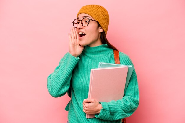 Crier et tenir la paume près de la bouche ouverte