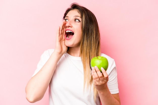 Crier et tenir la paume près de la bouche ouverte