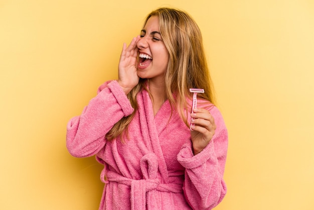 Crier et tenir la paume près de la bouche ouverte