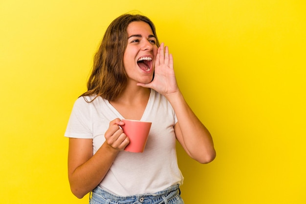 Crier et tenir la paume près de la bouche ouverte