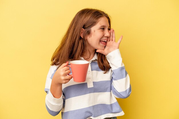 Crier et tenir la paume près de la bouche ouverte