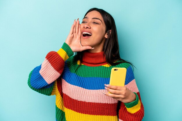 Crier et tenir la paume près de la bouche ouverte