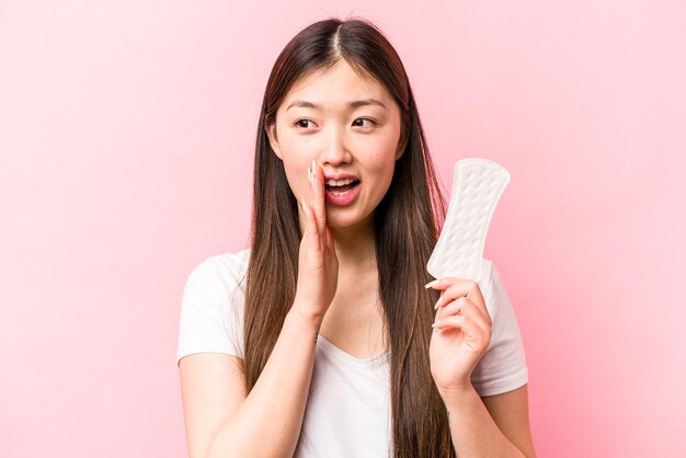 Crier et tenir la paume près de la bouche ouverte