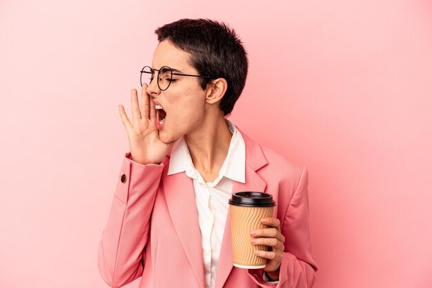 Crier et tenir la paume près de la bouche ouverte