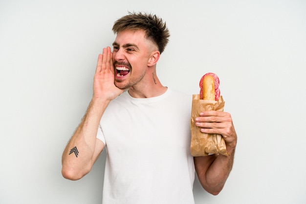 Crier et tenir la paume près de la bouche ouverte