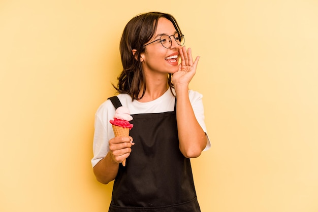 Crier et tenir la paume près de la bouche ouverte