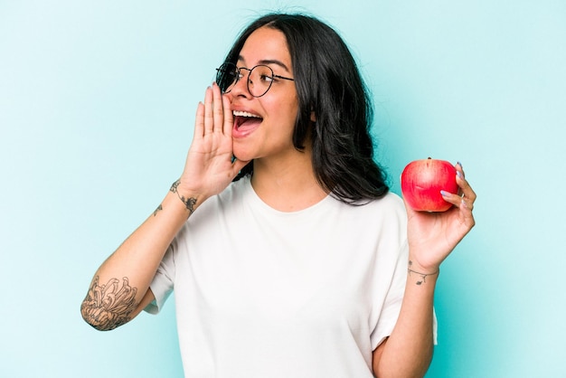 Crier et tenir la paume près de la bouche ouverte