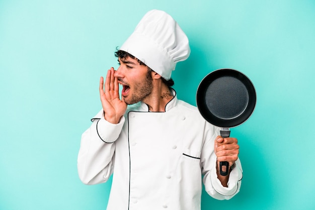 Crier et tenir la paume près de la bouche ouverte