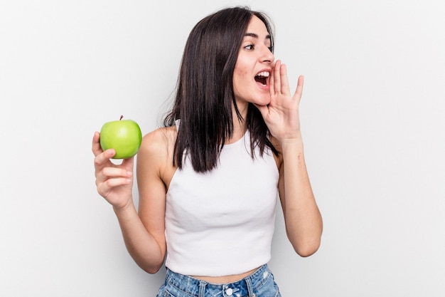 Crier et tenir la paume près de la bouche ouverte