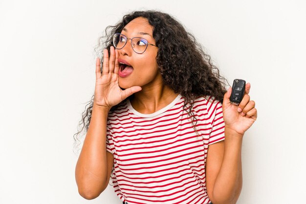 Crier et tenir la paume près de la bouche ouverte