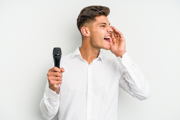 Crier et tenir la paume près de la bouche ouverte