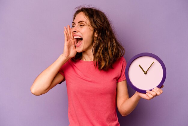 Crier et tenir la paume près de la bouche ouverte