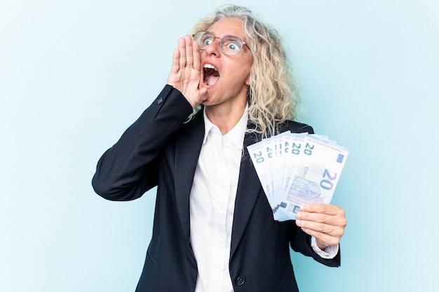 Crier et tenir la paume près de la bouche ouverte