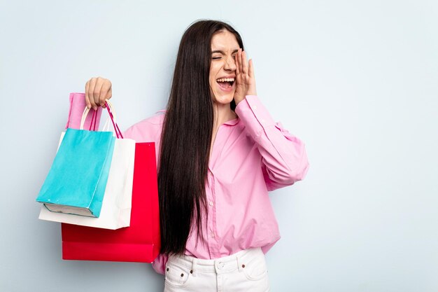 Crier et tenir la paume près de la bouche ouverte