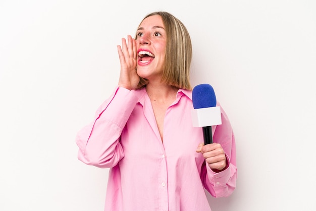 Crier et tenir la paume près de la bouche ouverte