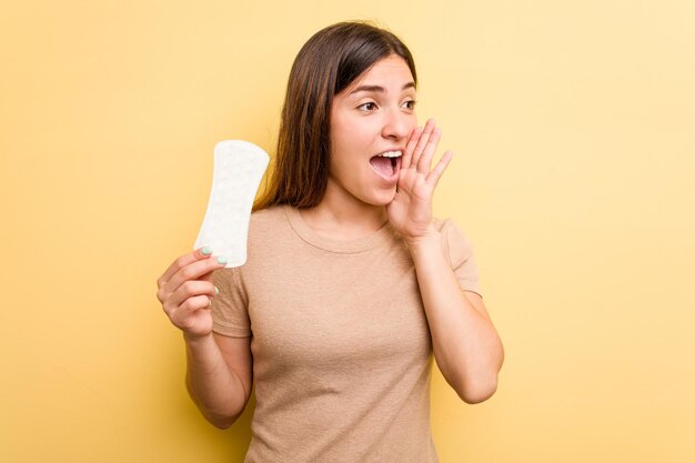 Crier et tenir la paume près de la bouche ouverte