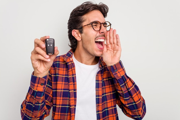 Crier et tenir la paume près de la bouche ouverte