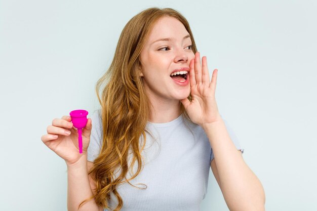 Crier et tenir la paume près de la bouche ouverte