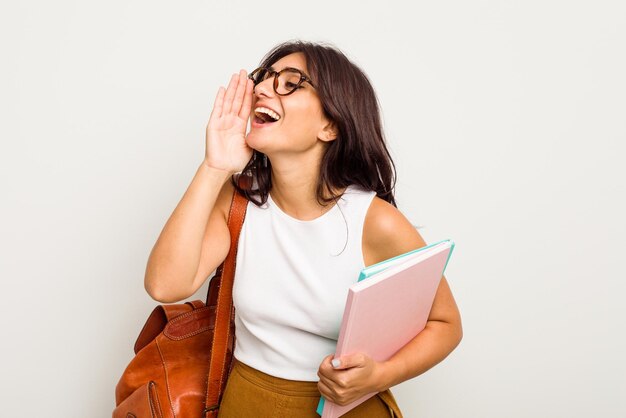 Crier et tenir la paume près de la bouche ouverte