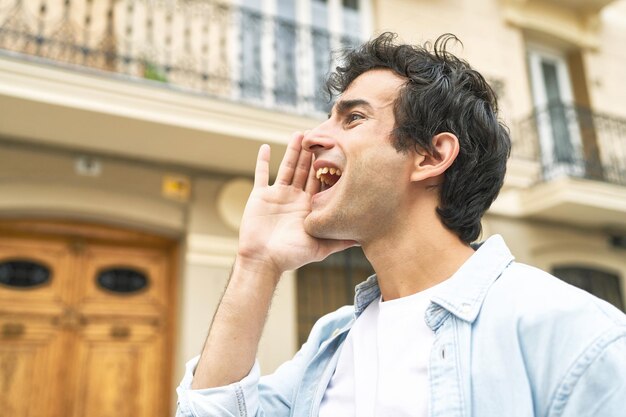 Crier et tenir la paume près de la bouche ouverte