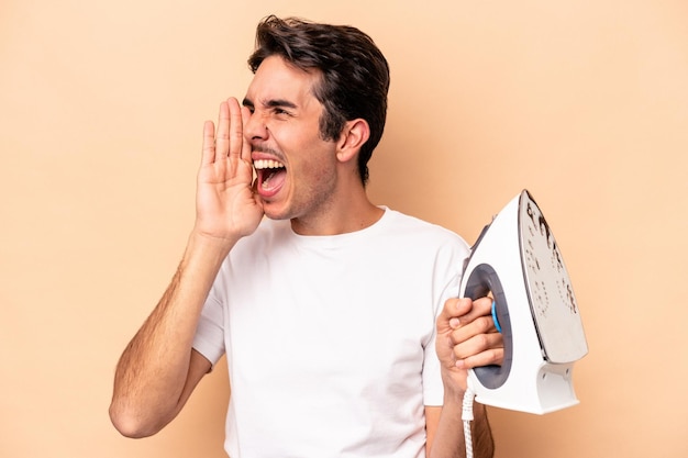 Crier et tenir la paume près de la bouche ouverte