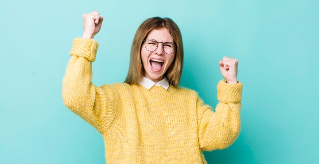 Crier triomphalement ressemblant à un gagnant heureux et surpris excité célébrant