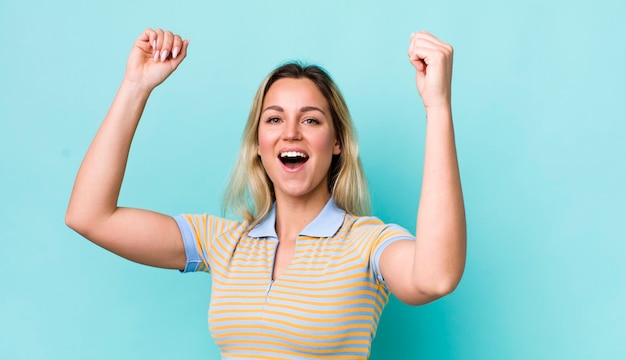 Crier triomphalement ressemblant à un gagnant heureux et surpris excité célébrant